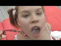 دو بچه کیرتوکس عکس دو زیبایی را با مودارهای مودار زنجیر کردند و دست انداختن خود را آغاز کردند