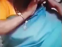 تاریکی مرجع دانلود فیلم سکسی آنیتا لباس زیر خود را به دوست دختر جوان نشان می دهد