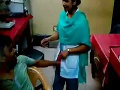 در حالی که شوهرش عکس های کیرتوکس در حال کار است ، عوضی برای برخی از لعنتی به طرف همسایه می رود