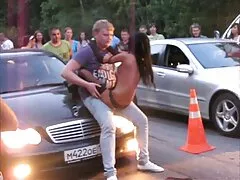 سبزه با یک کیرمصنوعی صورتی روی سکسکیر کوس تختخواب لذت ببرید