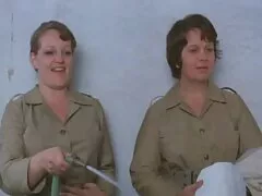 این دختر جلوی لنزهای اول لایه برداری می کند ، بسیار خجالت می کشد اما اسکوب باتجربه او را نجات می دهد و ریخته کیر تو کس خارجی گری موفقیت آمیز است