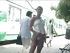 دو سبزه زیبا خامه را روی انجمن سکسی آویزون خودشان در آشپزخانه می ریزند