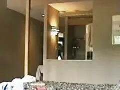 شخص شخص آسیایی را روی زانوهای انجمنسکسی خود گذاشت و گلویش را چکش کرد