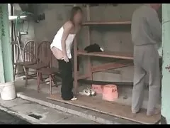دختر جوان سعی در انجمن سگسی لباس زیر جلوی آینه