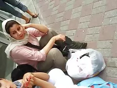 دختر دلربا بر روی عکس سکسی لوتی این پله ها خودارضایی می کند