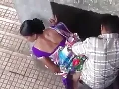 یک پسر جواهرات سیاه و سفید را نشان داد و او را فیلم کیرتوکس خارجی با یک گربه بیدمشک مرطوب مجازات کرد